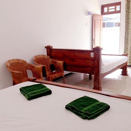 Aurora Knight Hostel Negombo Buitenkant foto