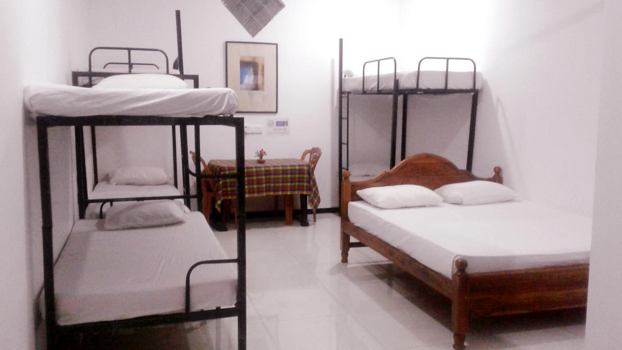 Aurora Knight Hostel Negombo Buitenkant foto